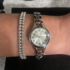 WOMENS SILVER TONE ROUND WATCH